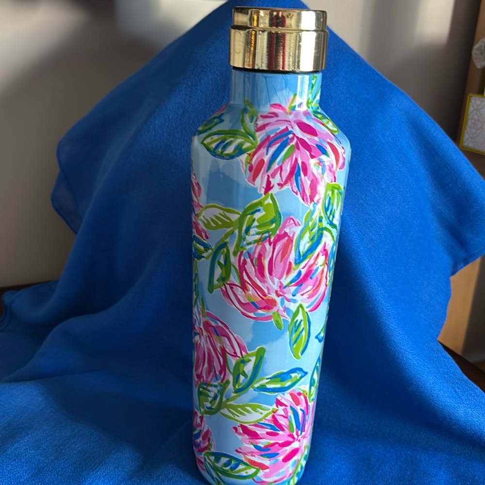 Lilly Pulitzer 24 ounce tumbler.  Heavy duty.  Gold cap.  Excellent condition.